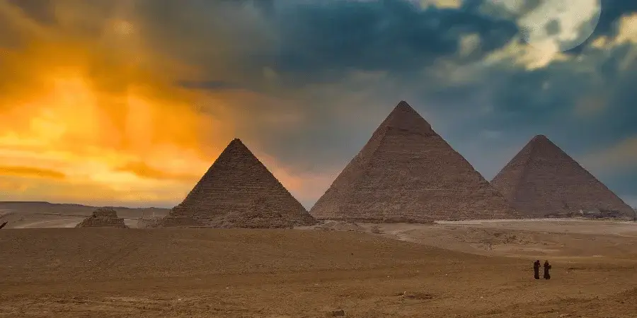 8 Common Things That Are 400 Feet Long or Big-The Great Pyramid of Giza